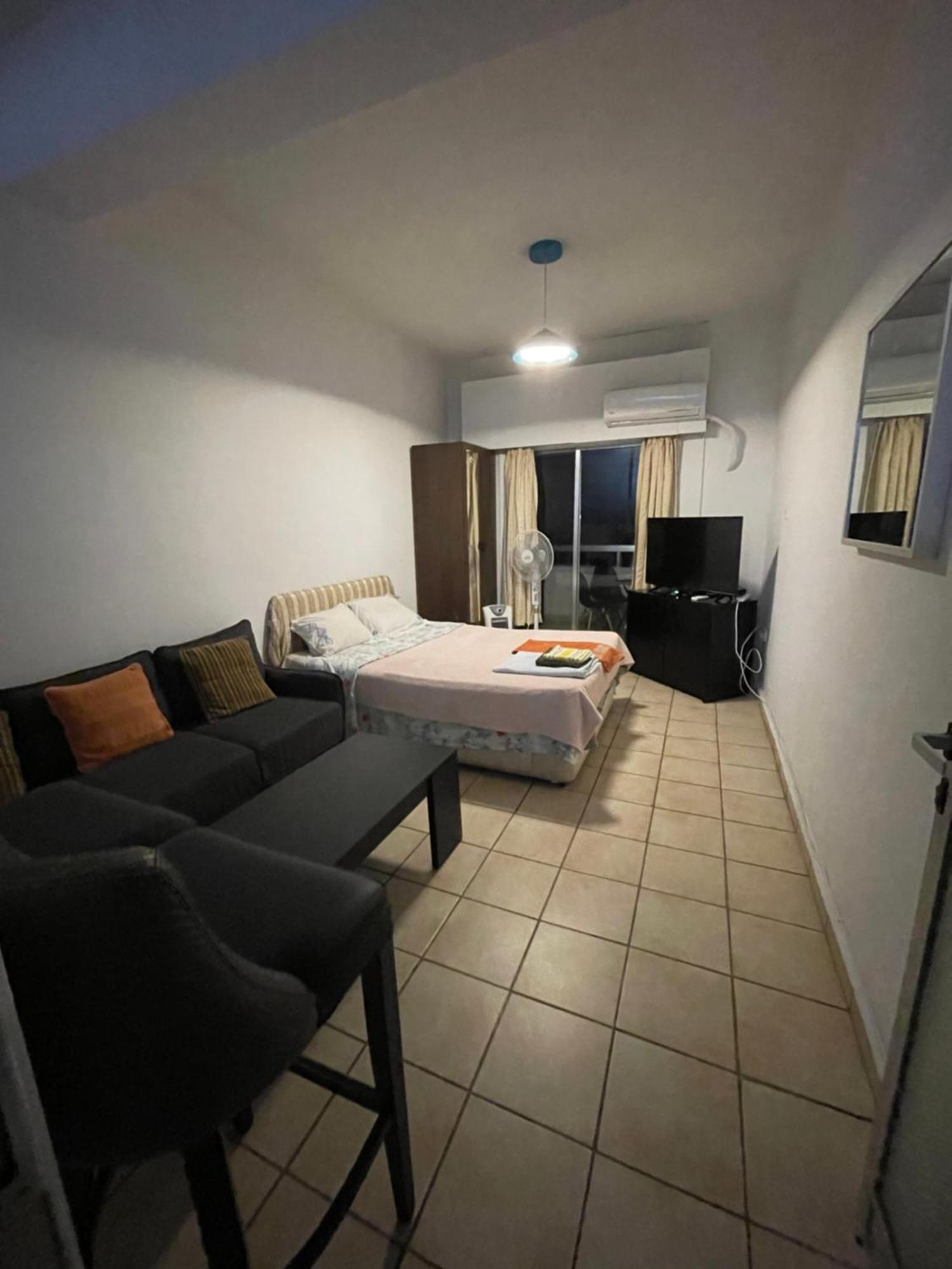 Studio Apartment Larnaca Buitenkant foto